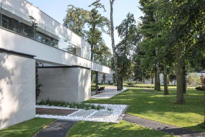 星空综合体育网页版LONG HOUSE：狭长地块上确当代美学之居(图4)